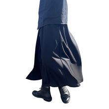 Load image into Gallery viewer, Dark Slit Loose Hakama
