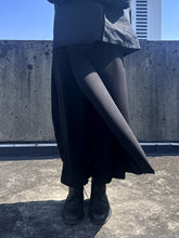 Load image into Gallery viewer, Dark Loose Pocket Hakama
