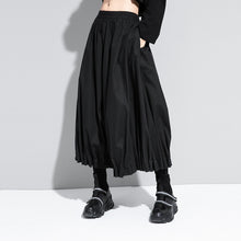 Load image into Gallery viewer, Straight Loose Pleated Cropped Bloomers
