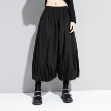 Load image into Gallery viewer, Straight Loose Pleated Cropped Bloomers
