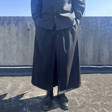 Load image into Gallery viewer, Dark Slit Loose Hakama
